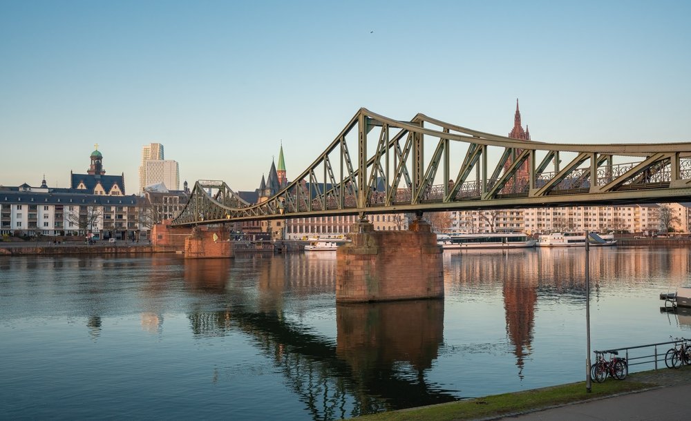 Die eiserne Fußgängerbrücke Eiserner Steg über den Main in Frankfurt