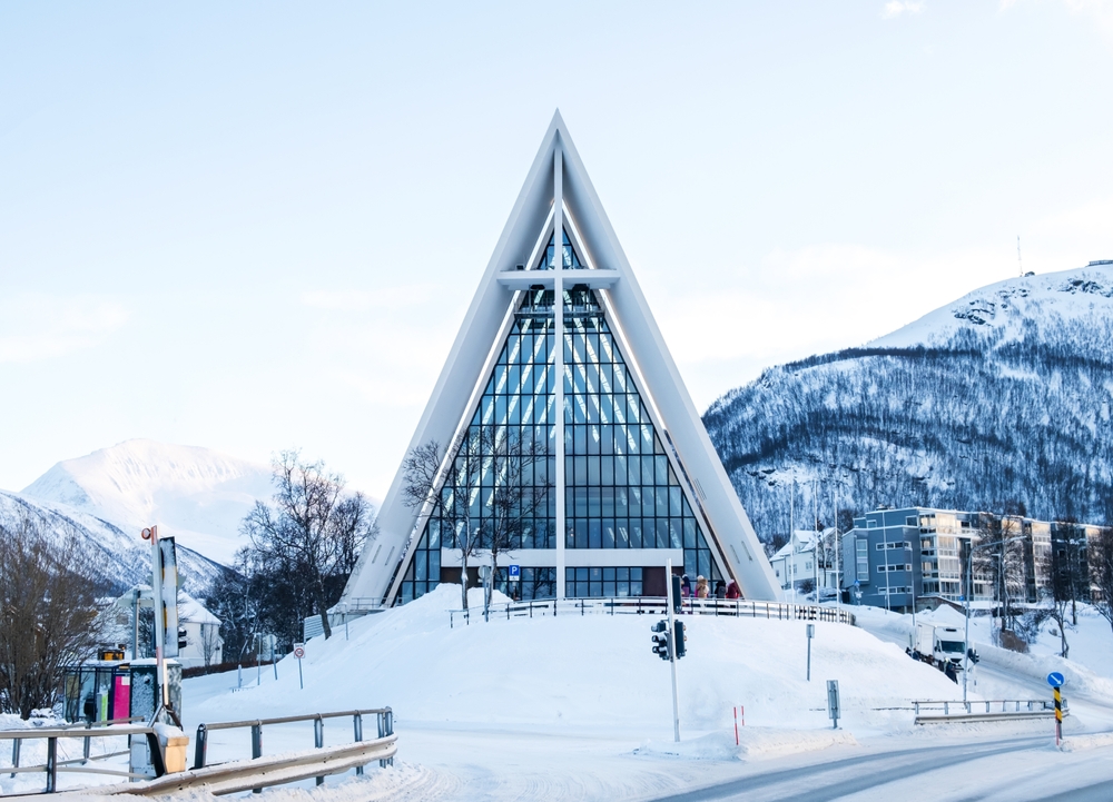 Die Eismeerkathedrale (Kirche von Tromsdalen) in Tromsø im Winter