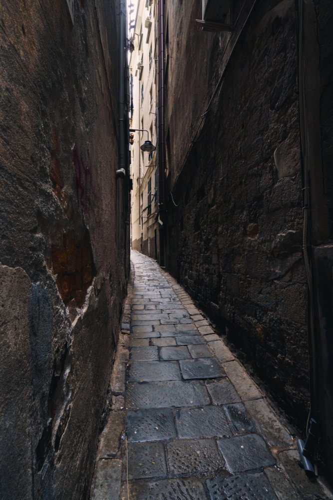 Enge Gasse zwischen hohen Häusern im Centro Storico von Genua