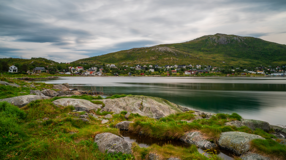 Panoramablick über den Ersfjord und das Dorf Ersfjordbotn auf Kvaløya