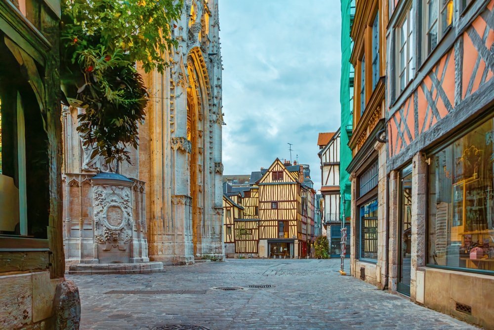 Fachwerkhäuser in der Old Town von Rouen mit der Kathedrale Notre-Dame am Ende der Straße