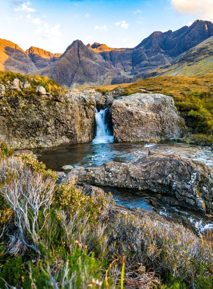 Fairy Pools im Glen Brittle mit den Cuillin-Bergen im Hintergrund auf der Isle of Skye