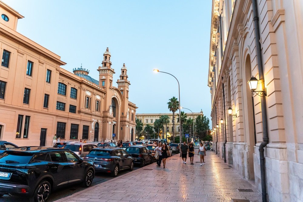Die Fassade des Bahnhofs Bari Centrale an der Piazza Aldo Moro in Bari