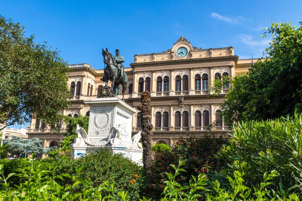 Die Fassade des Bahnhofs Palermo Centrale
