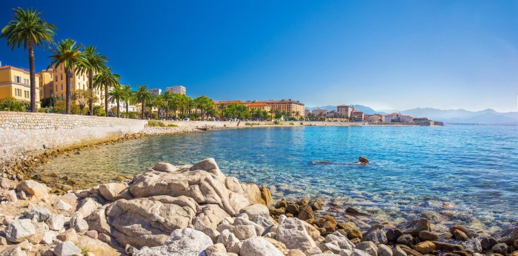 Felsen und klares Wasser an der Küste bei Ajaccio auf Korsika