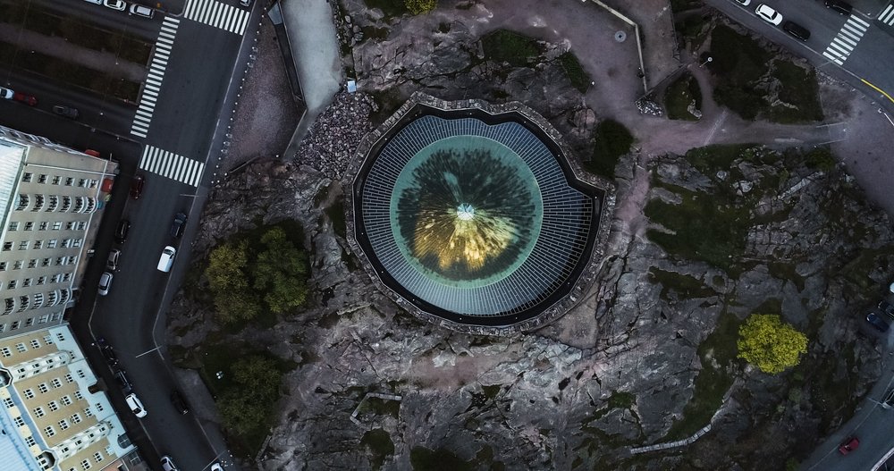 Die Felsenkirche Temppeliaukio in Töölö aus der Luft