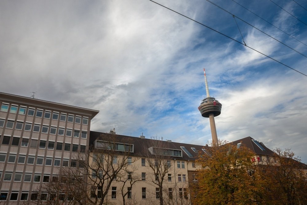 Der Fernsehturm Colonius von einer Straße in Köln-Ehrenfeld aus gesehen