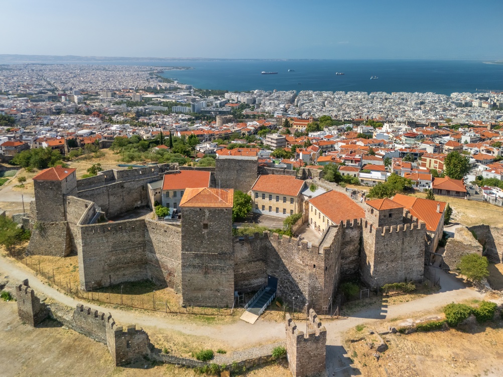 Luftaufnahme der Festung Heptapyrgio (Yedi Kule) und der Türme in Ano Poli in Thessaloniki