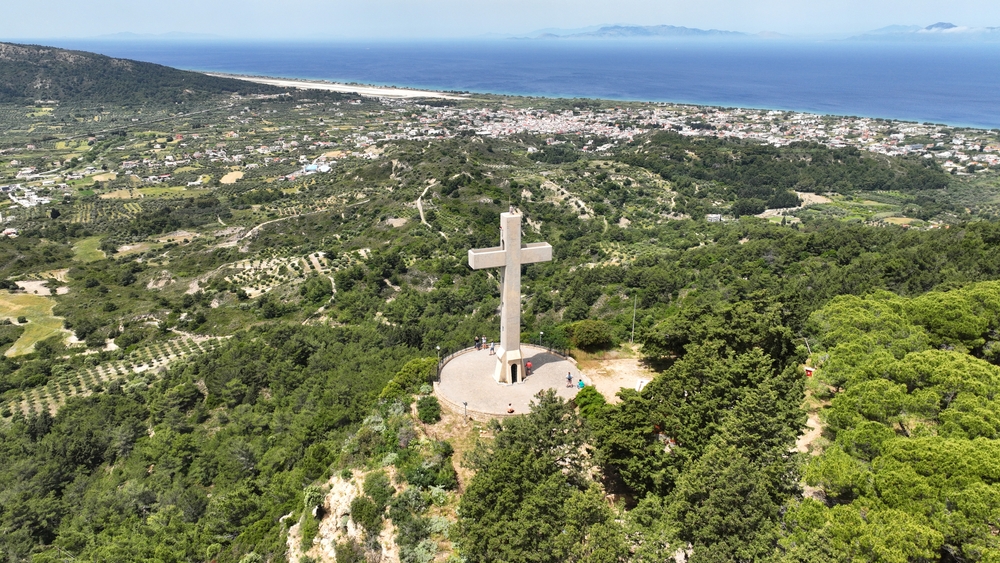 Das Kloster und das große Kreuz auf dem Filerimos auf Rhodos aus der Luft