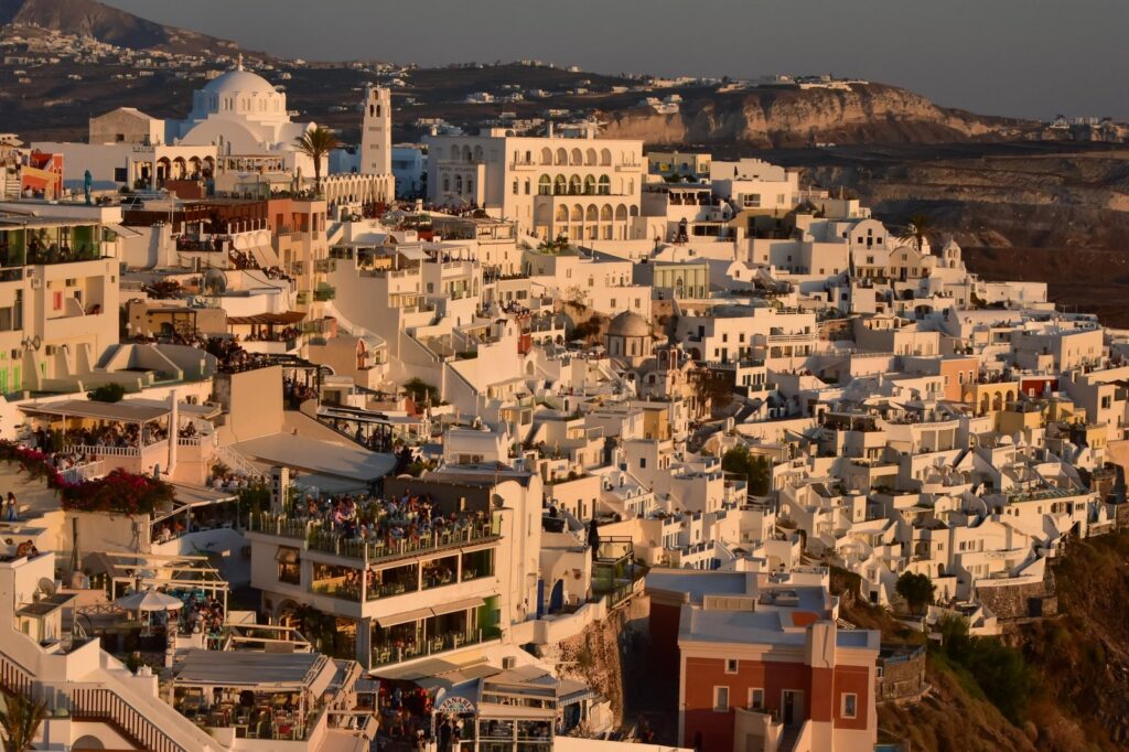 Fira am Rand der Caldera auf Santorini