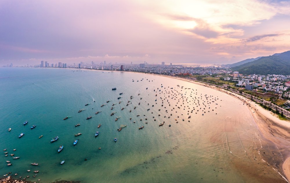 Fischerboote am My Khe Beach in Da Nang bei Sonnenaufgang