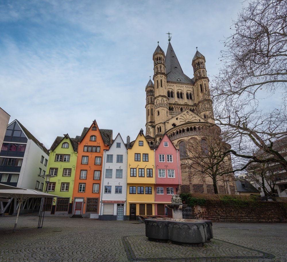 Fischmarkt mit den bunten Häusern und der Kirche Groß St. Martin in der Kölner Altstadt