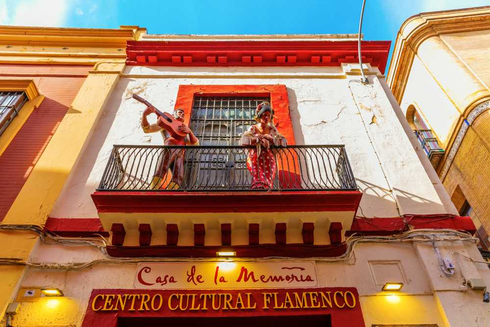Die Fassade des Flamencolokals Casa de la Memoria in Sevilla