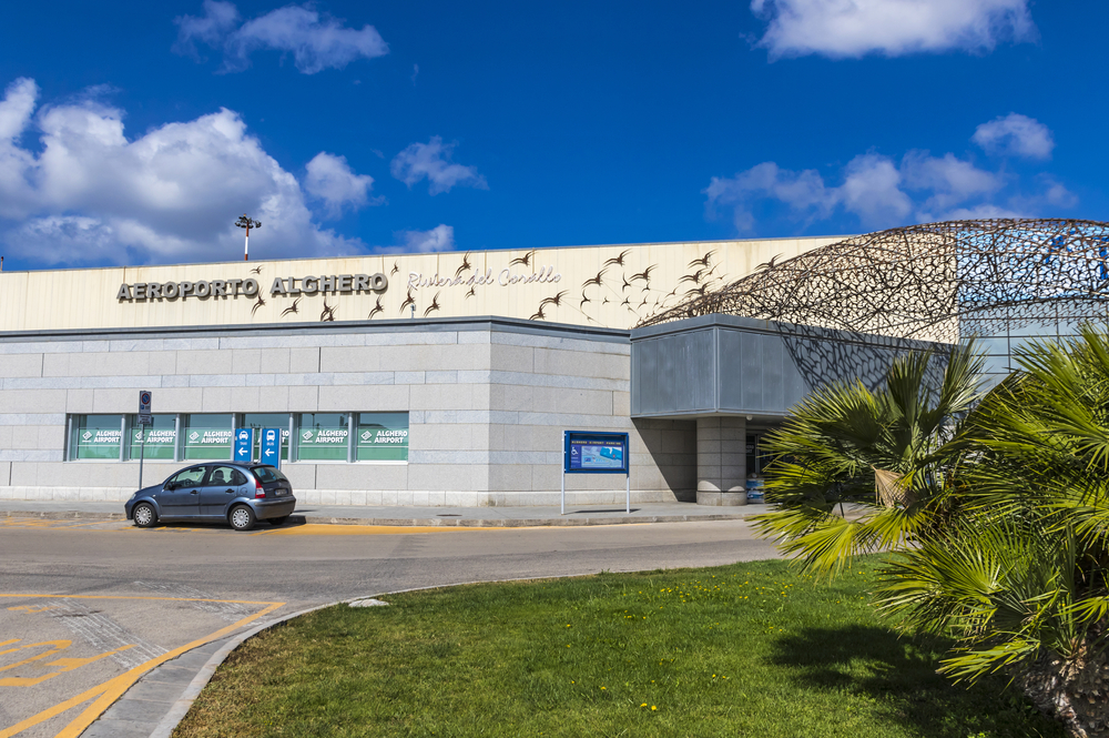 Fassade des Passagierterminals am Flughafen Alghero-Fertilia auf Sardinien