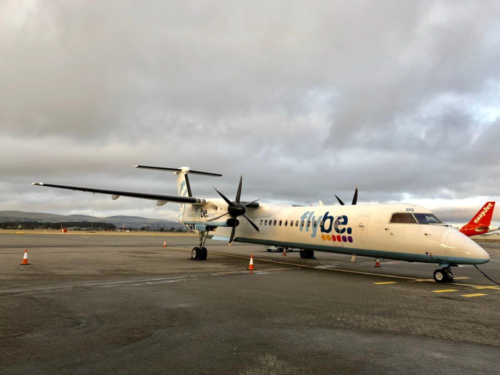 Flugzeug auf dem Vorfeld des Flughafens Glasgow bei Paisley