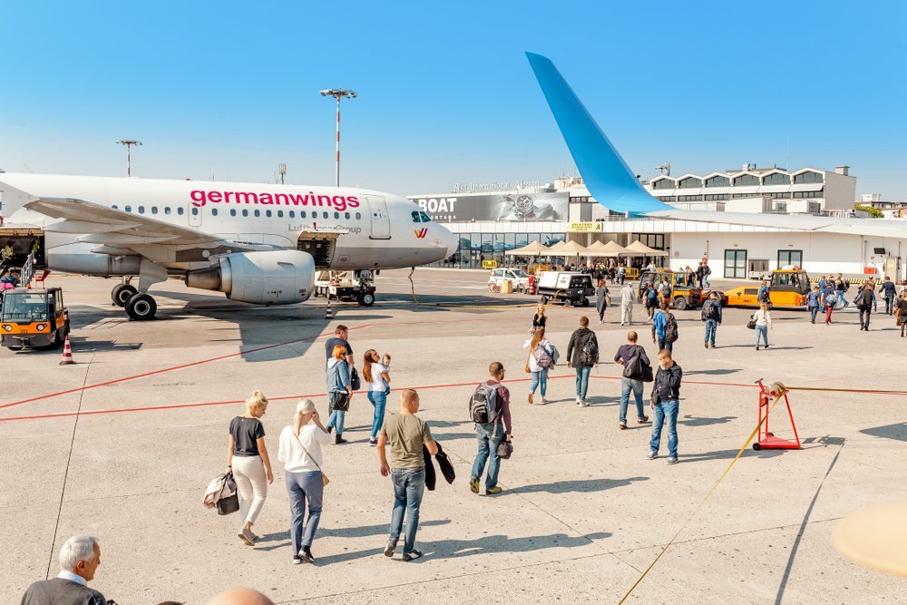 Passagiere auf dem Weg ins Terminal des Flughafens Pisa Galileo Galilei