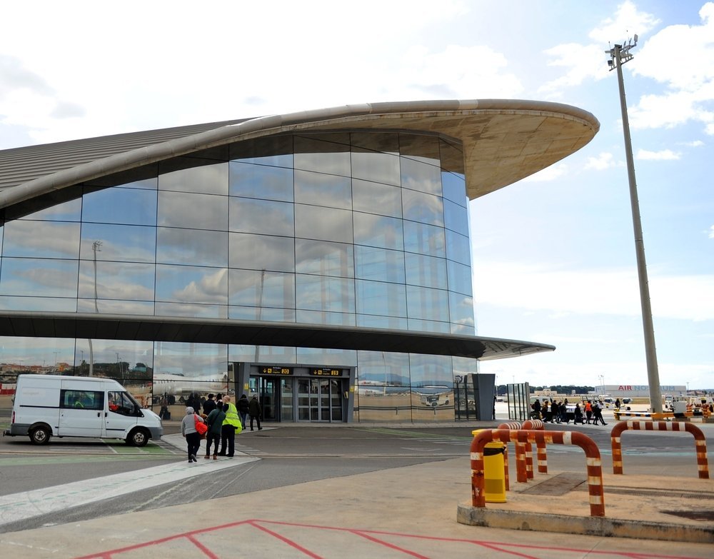 Das Terminalgebäude des Flughafens Valencia in Manises