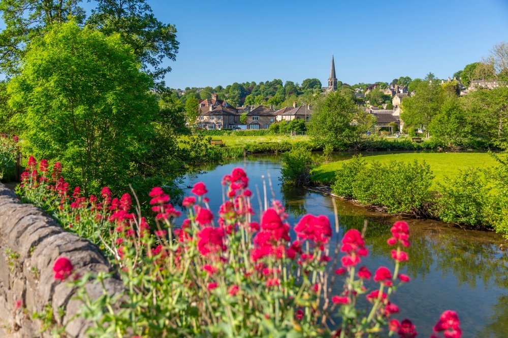 Der Fluss Wye fließt durch Bakewell, mit der All Saints Church auf dem Hügel