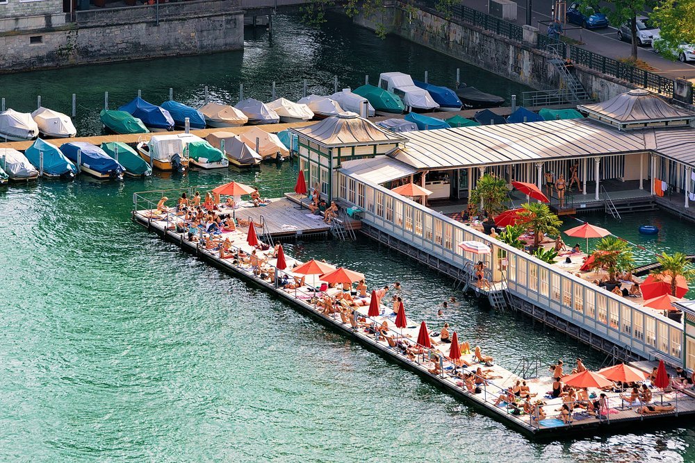 Frauenbad Stadthausquai, eines der Zürcher Bäder an der Limmat