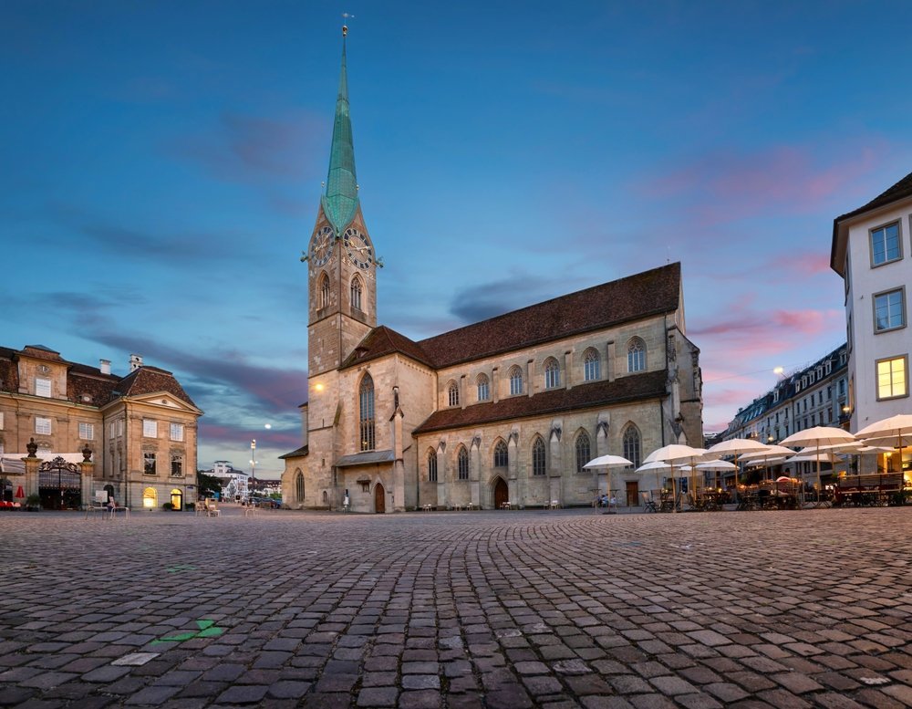 Das Fraumünster mit seiner grünen Turmspitze vom Münsterhof in Zürich aus gesehen