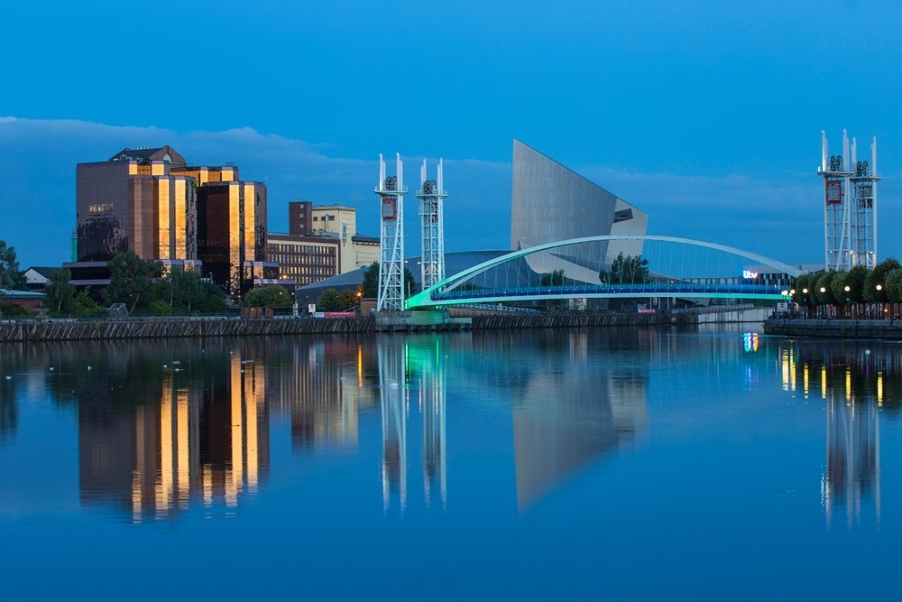 Fußgängerbrücke und Kriegsmuseum IWM North an den Salford Quays