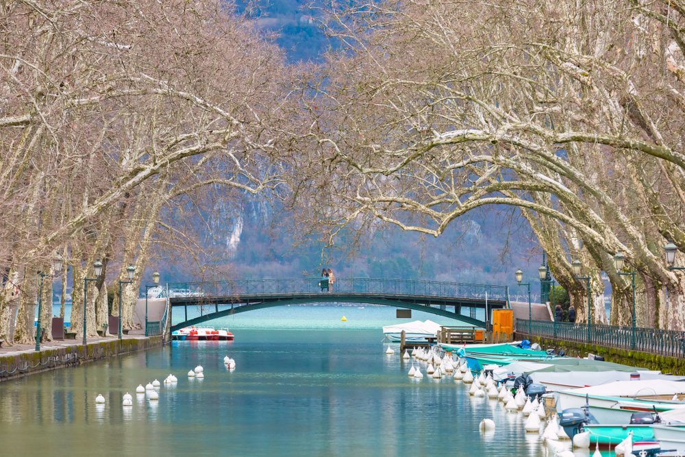Die Fußgängerbrücke Pont des Amours über den Canal du Vasse zwischen Le Pâquier und den Jardins de l'Europe in Annecy