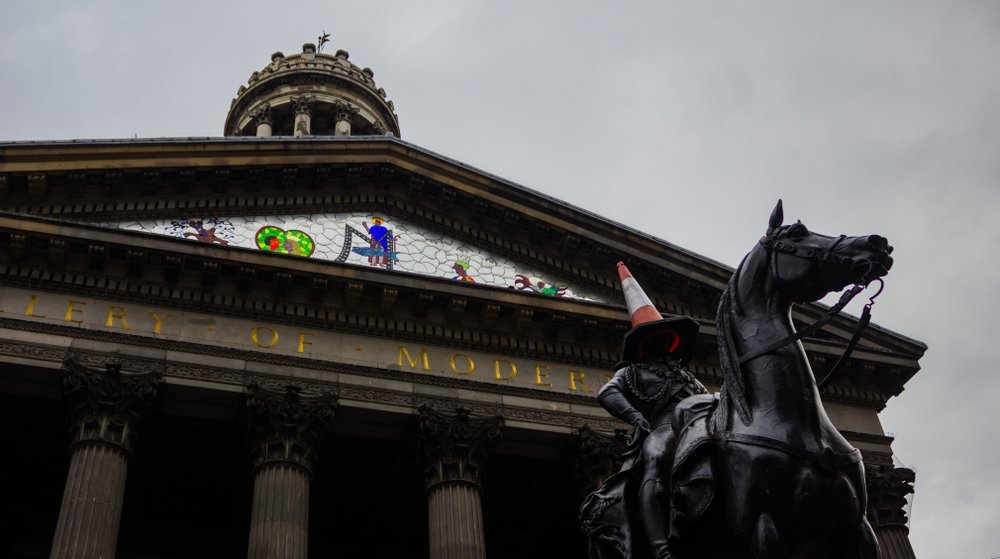 Gallery of Modern Art und das Reiterstandbild von Wellington auf dem Royal Exchange Square in Glasgow