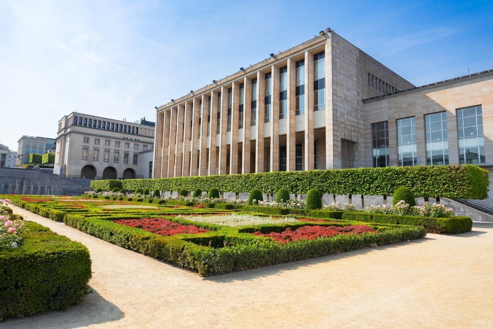 Der Garten am Mont des Arts in Brüssel mit der Nationalbibliothek im Hintergrund