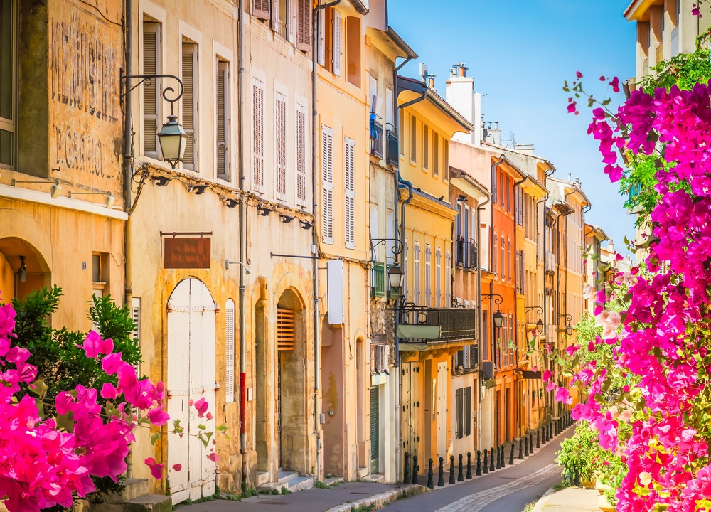 Gasse in der Altstadt von Aix-en-Provence an einem Sommertag