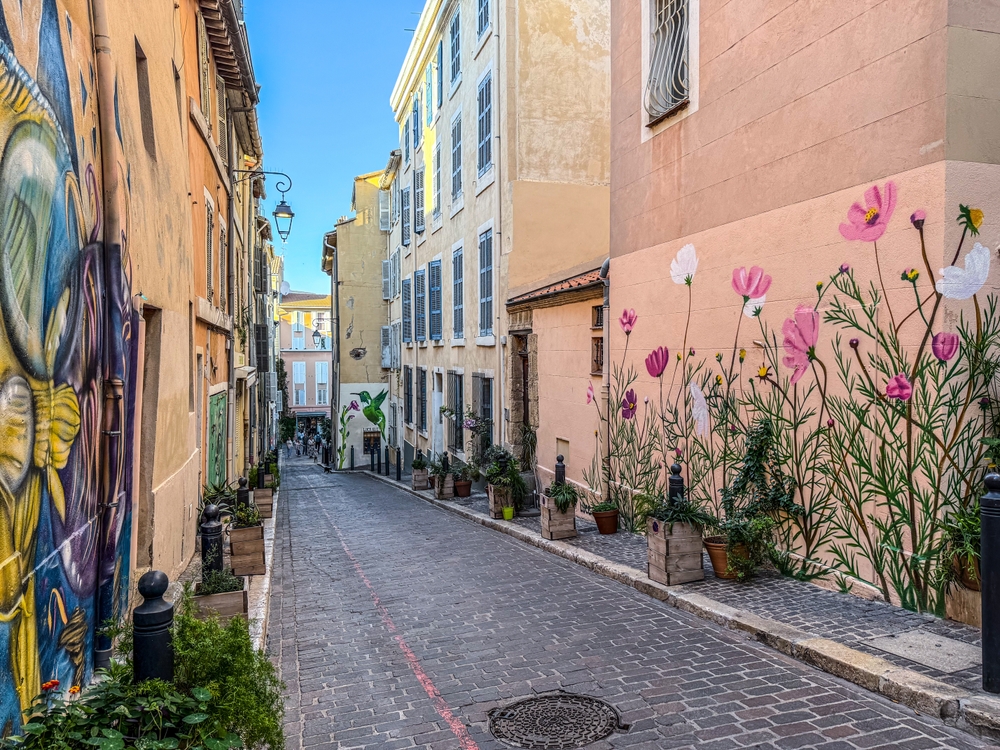 Kopfsteinpflastergasse mit Street Art in Le Panier in Marseille
