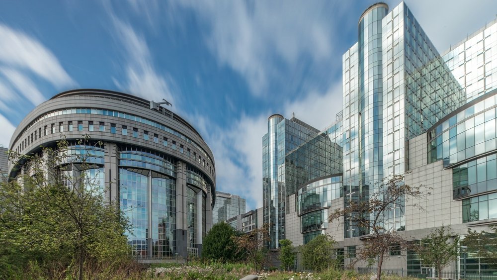Die Gebäude des Europäischen Parlaments im EU-Viertel in Brüssel vom Parc Léopold aus gesehen
