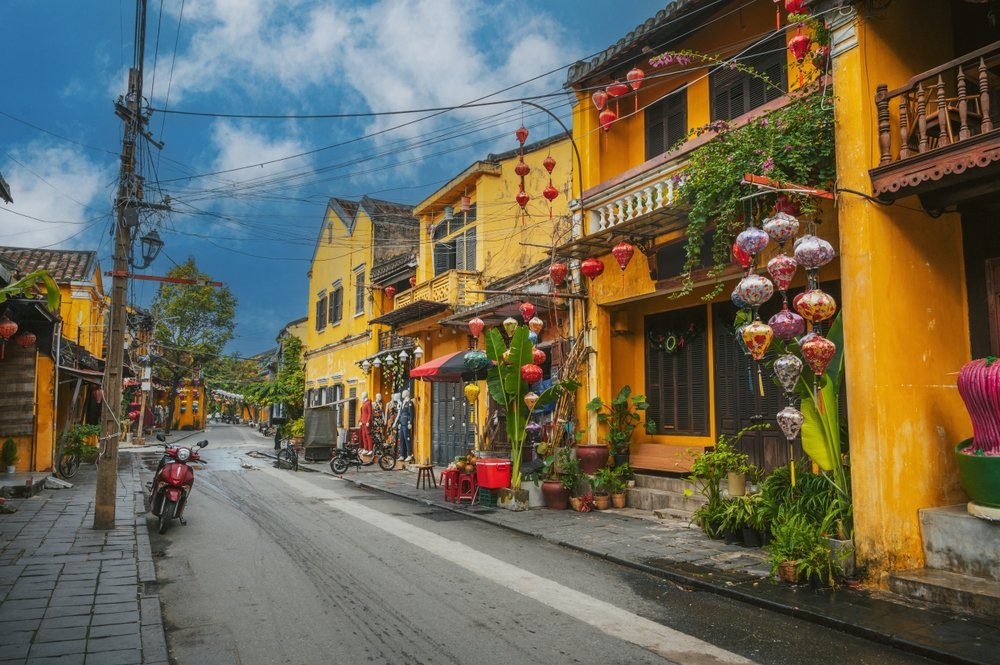 Gelbe Häuser und Papierlaternen in einer Gasse der Old Town von Hoi An