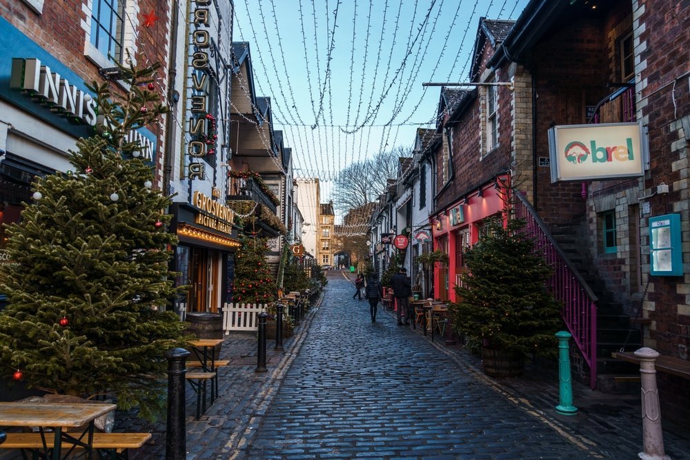 Die gepflasterte Gasse Ashton Lane im West End von Glasgow
