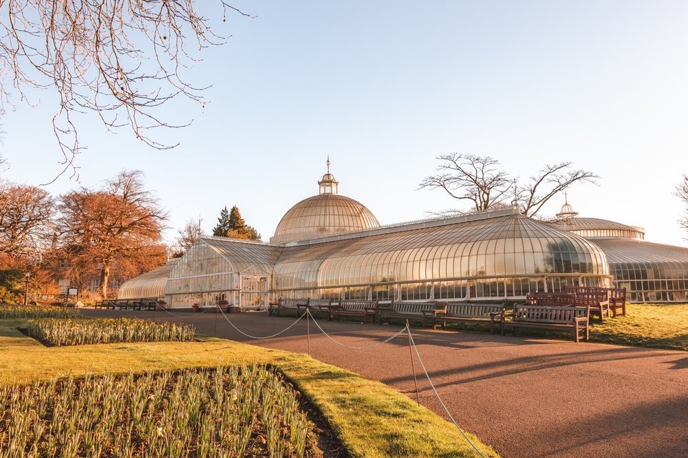 Das Gewächshaus Kibble Palace in den Glasgow Botanic Gardens
