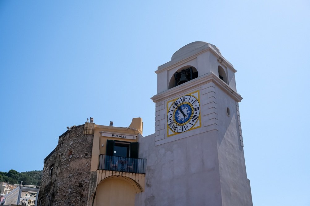 Der Glockenturm an der Piazzetta in Capri-Stadt