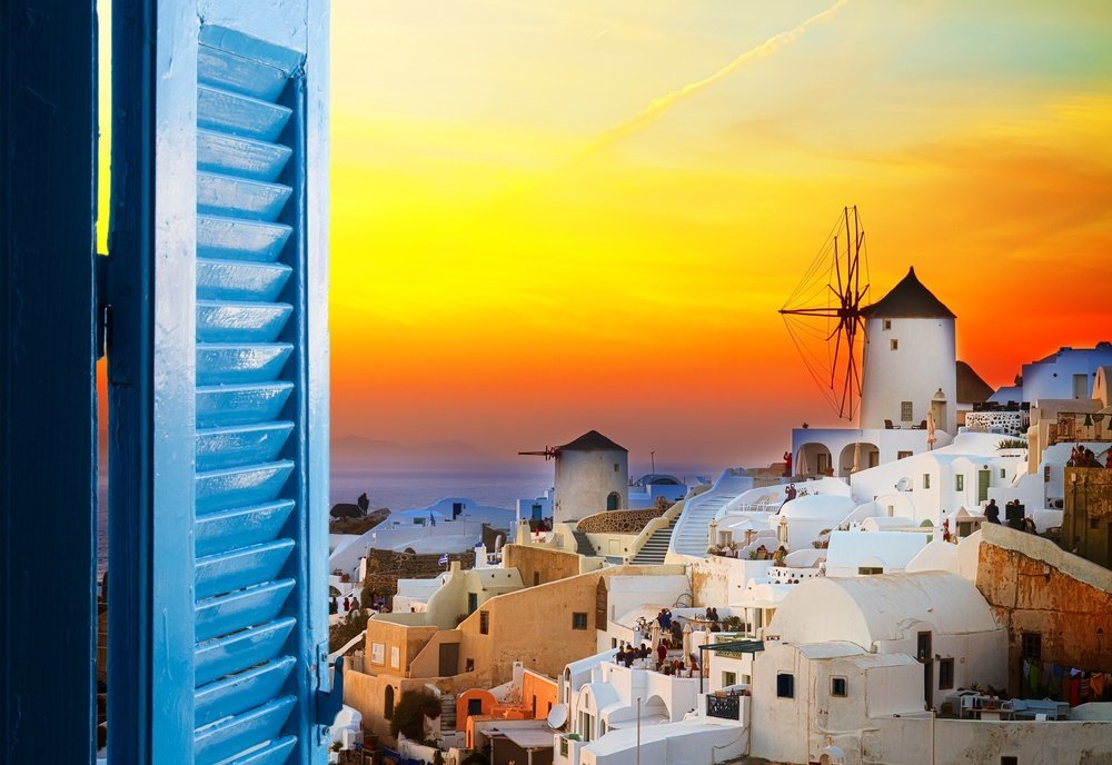 goldener Sonnenuntergang in Oia mit Windmühle