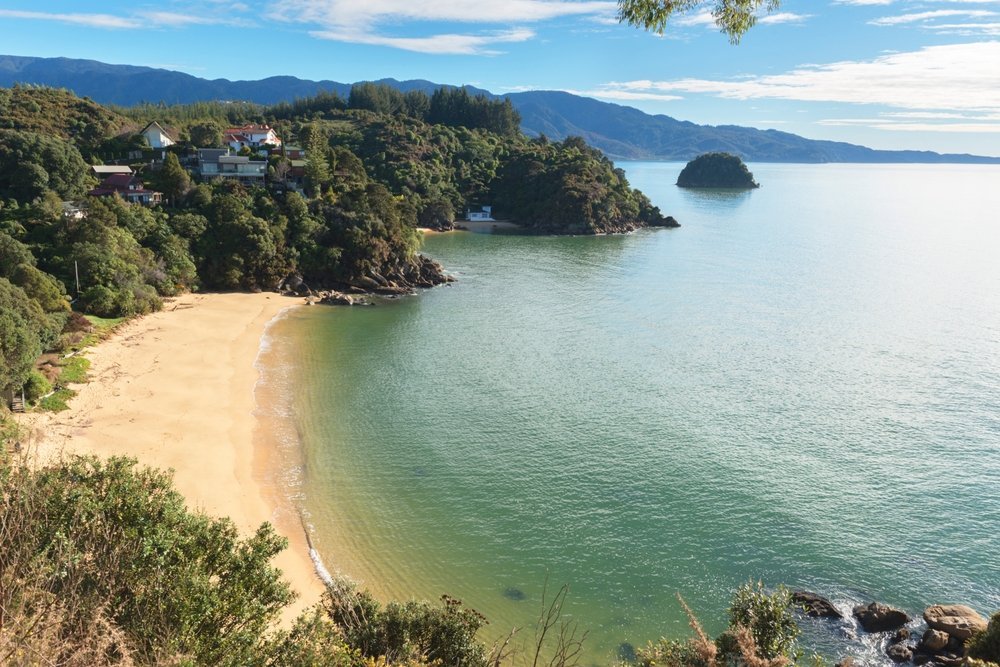 Goldener Strand und türkisfarbenes Wasser bei Kaiteriteri am Abel-Tasman-Nationalpark