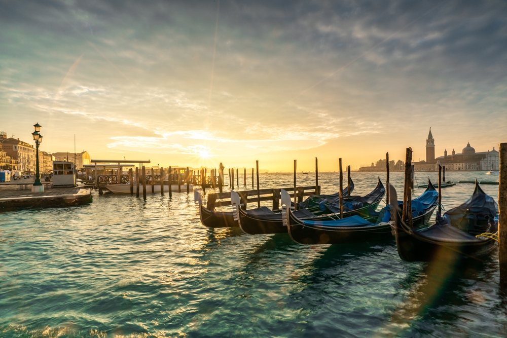 Gondeln am Kai in Venedig bei Sonnenuntergang