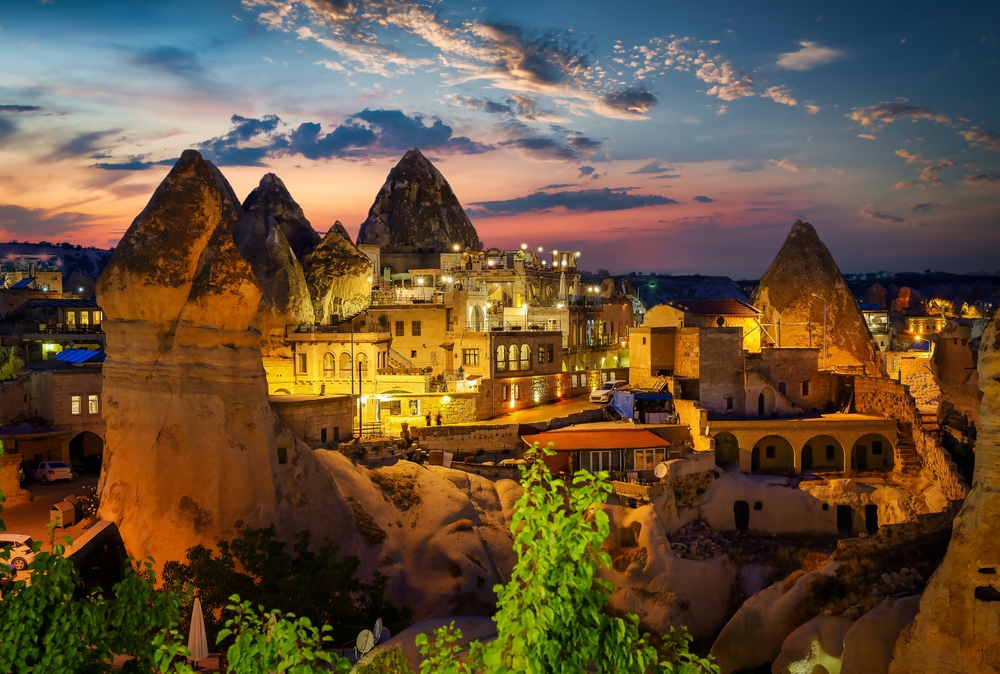 Der Ort Göreme in Kappadokien bei Sonnenuntergang