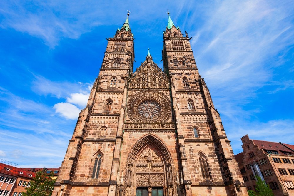 Die gotische Lorenzkirche mit ihren zwei Türmen in Lorenz in der Nürnberger Old Town