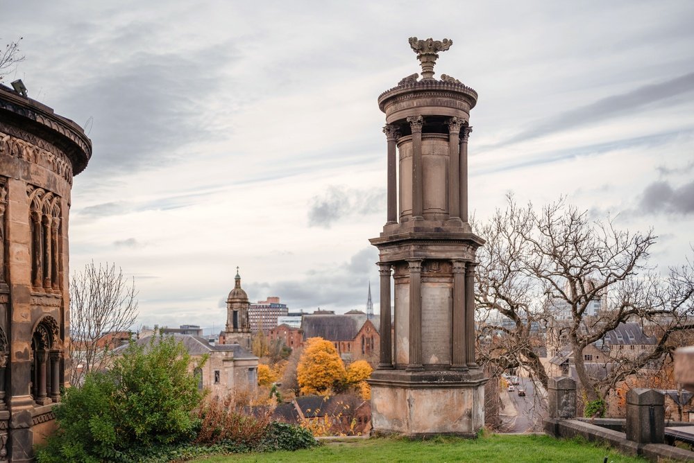 Grabmäler auf der Necropolis mit Blick über Glasgow