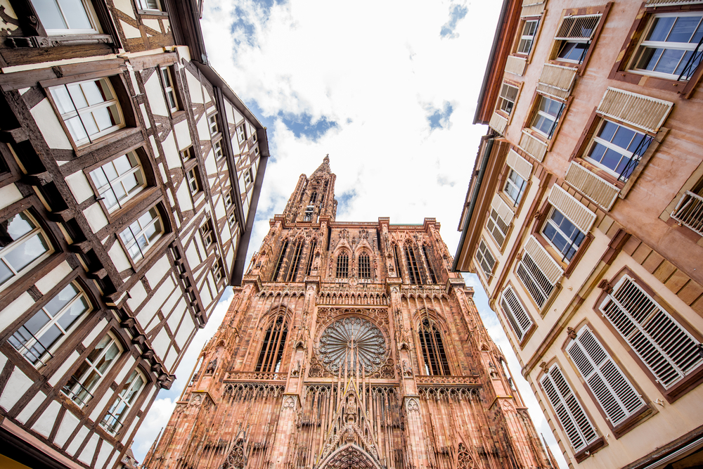 Gasse mit alten Häusern und dem Münster Notre-Dame auf der Grande Île in Straßburg