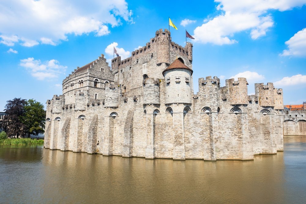 Die Gravensteen mit ihren mittelalterlichen Befestigungsanlagen
