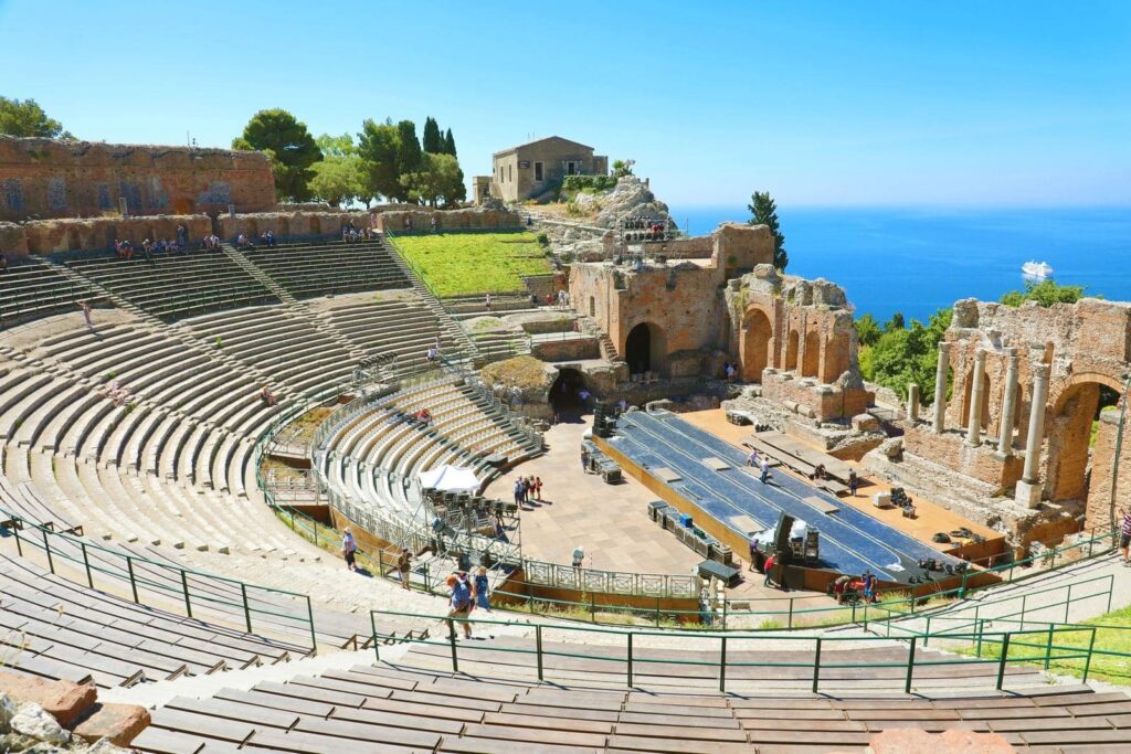 Das griechische Theater in Taormina auf Sizilien mit dem Meer im Hintergrund