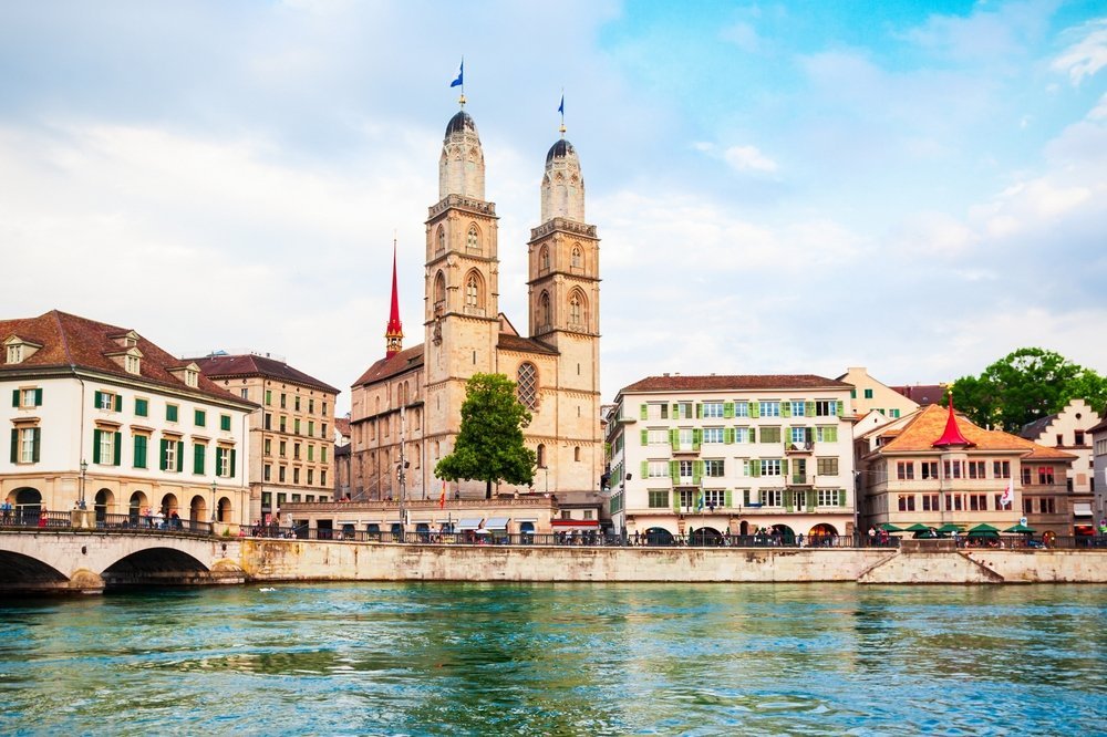 Das Grossmünster mit seinen zwei Türmen an der Limmat in Zürich