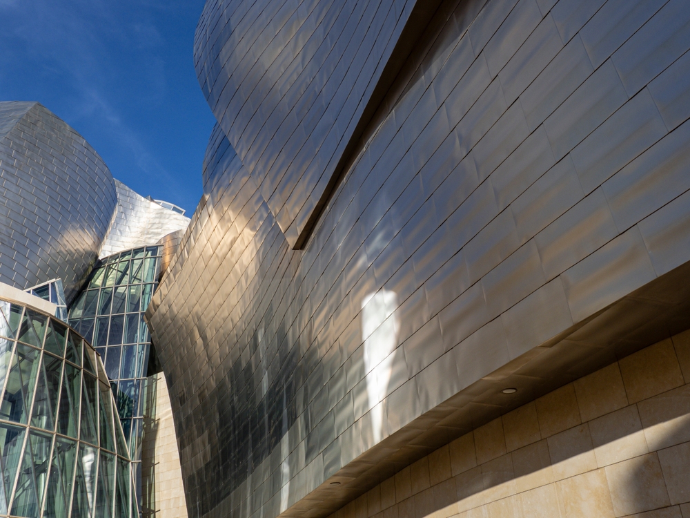 Das von Frank Gehry entworfene Guggenheim-Museum in Abandoibarra in Bilbao