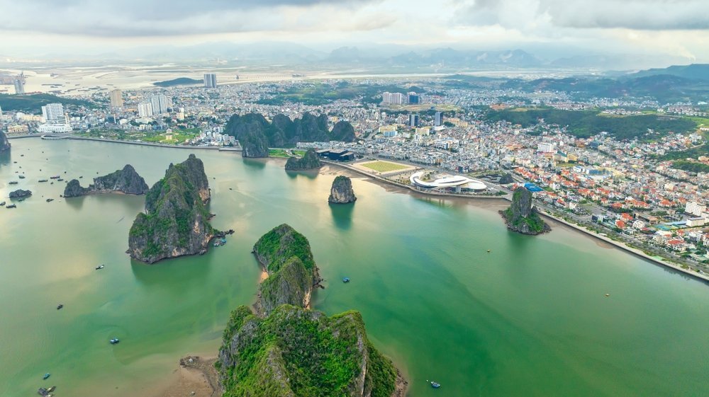 Ha Long Stadt und Kalksteininseln in der Halong-Bucht aus der Luft