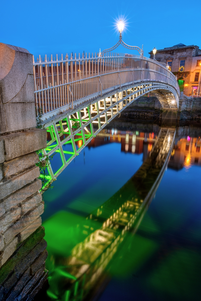 Die Ha'penny Bridge über den Fluss Liffey in Dublin in der Dämmerung