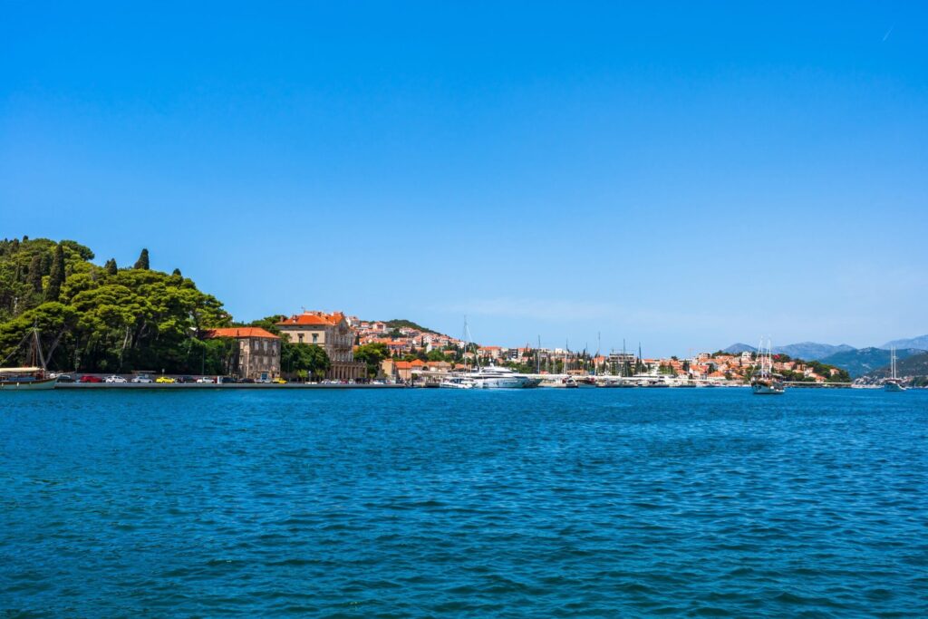 Der Hafen von Gruž in Dubrovnik über die Bucht hinweg gesehen