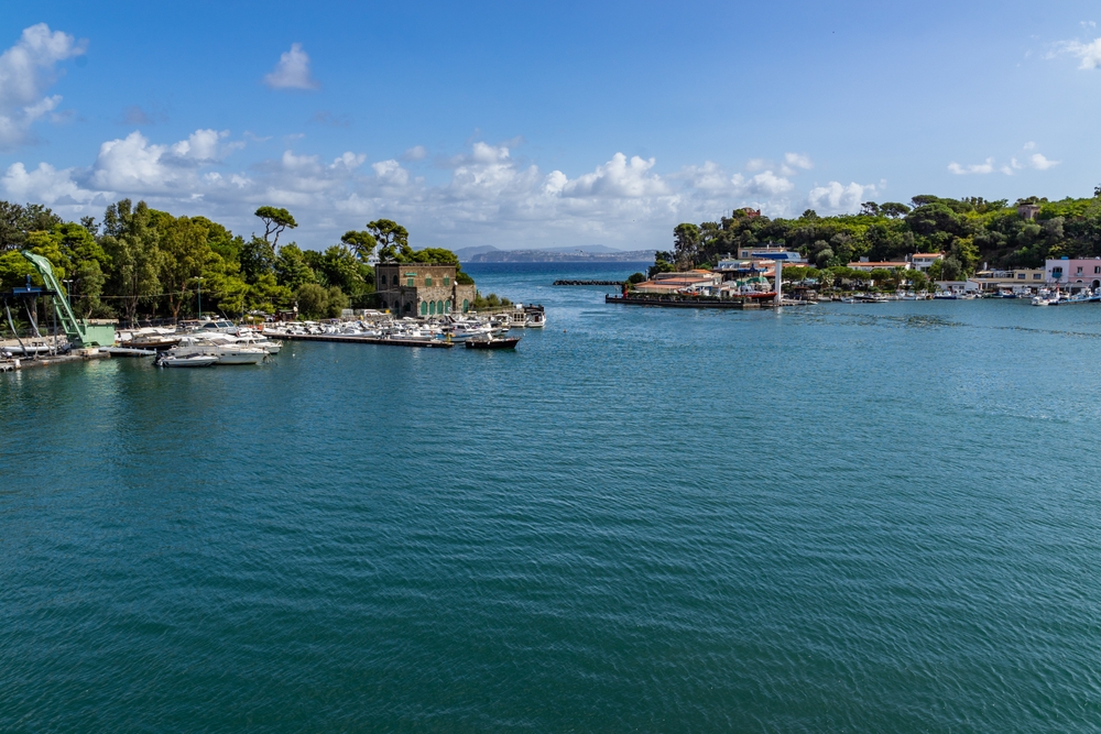 Der Hafen von Ischia Porto